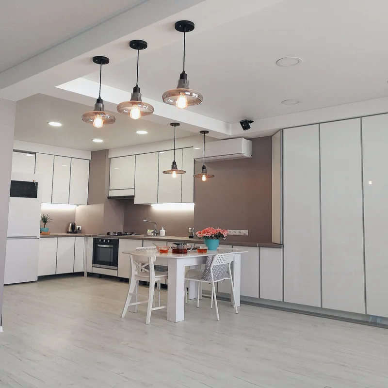 Installation of various types of luminaires, both indoor and outdoor. Considerations include aesthetics, energy efficiency and functionality.